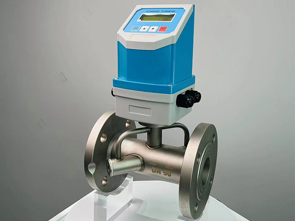 What is the principle of ultrasonic flowmeter