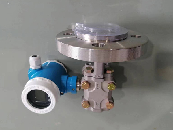 Single flange pressure transmitter